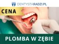 Dentysta zakłada plombę w zębie. Widoczna jest cena zabiegu.