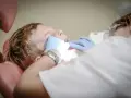 Ortodonta bada zęby dziecka. Zastanawiasz się, ile zarabia ortodonta?