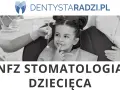 Uśmiechnięta dziewczynka u dentysty. Dostępne leczenie zębów na NFZ dla dzieci.