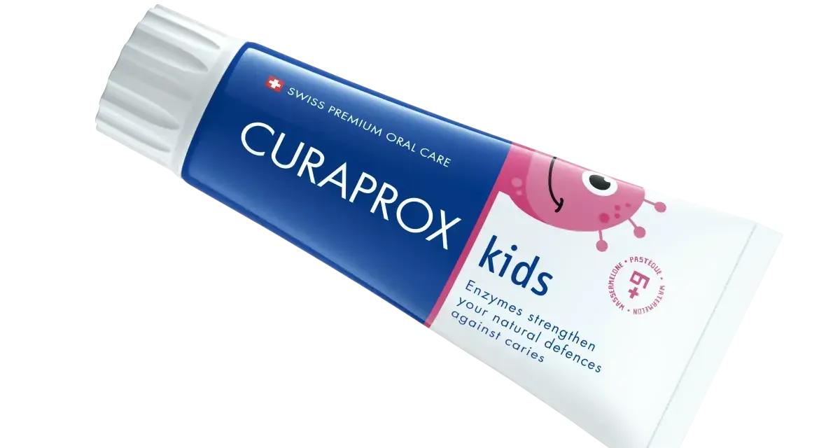 Tuba pasty do zębów Curaprox Kids, która jest najlepszą pastą do zębów dla dzieci, z zabawnym potworkiem i smakiem arbuza.