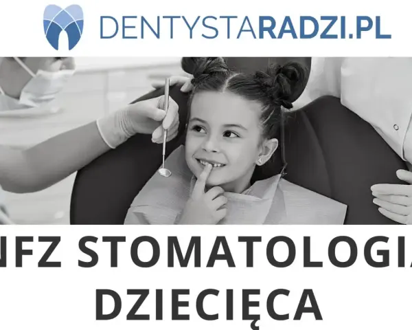 Uśmiechnięta dziewczynka u dentysty. Dostępne leczenie zębów na NFZ dla dzieci.