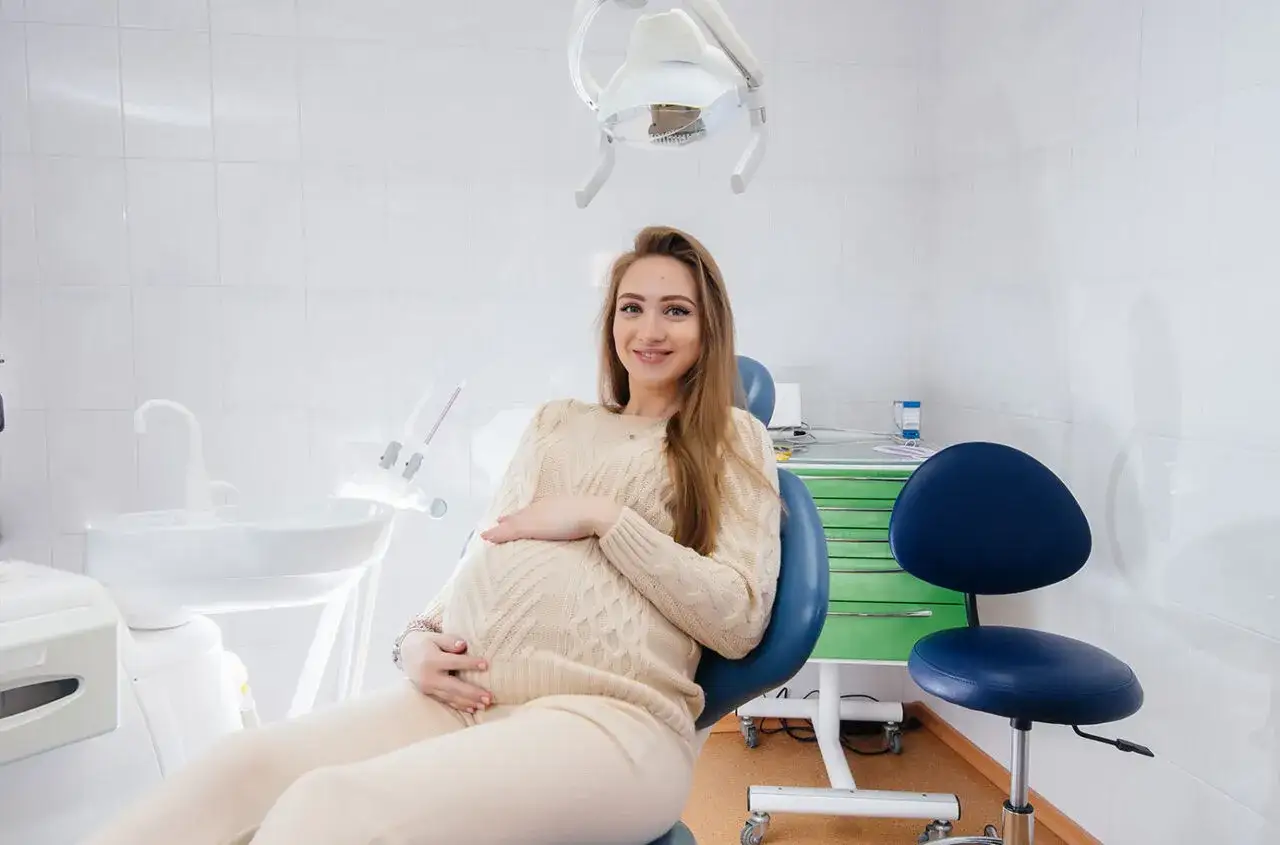 Kobieta w ciąży u dentysty
