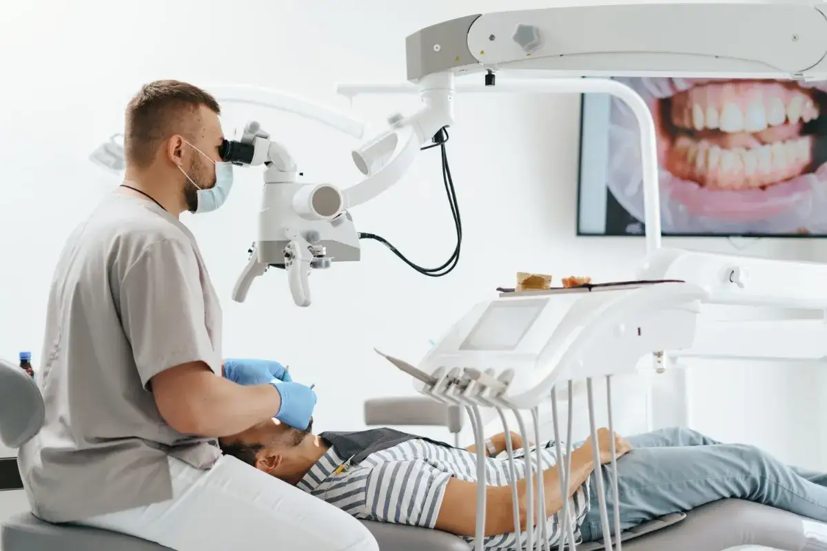 Mikroskop endodontyczny w gabinecie stomatologicznym